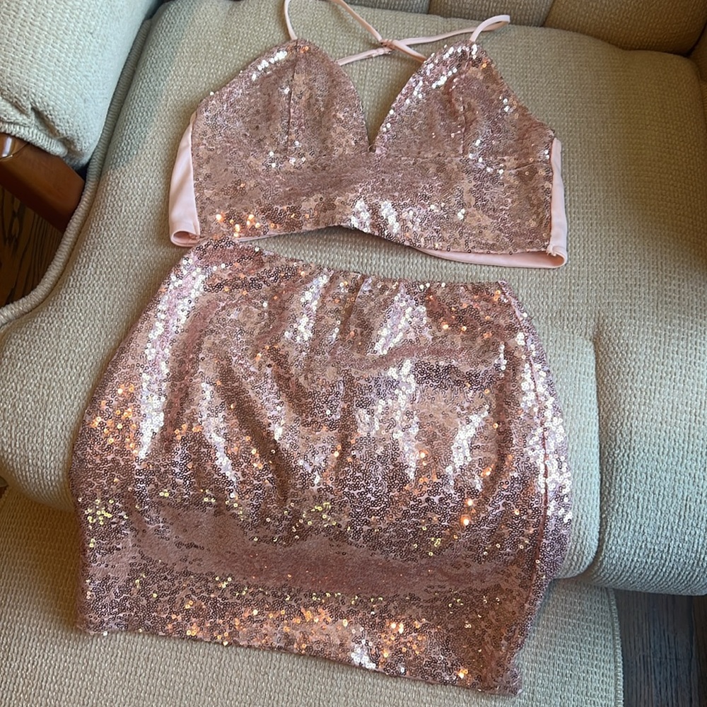 This is a sparkly pink set.
